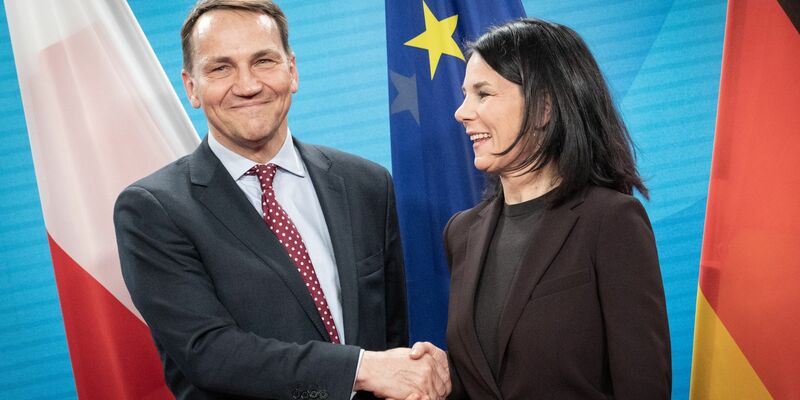 Die Außenminister von Deutschland und Polen, Annalena Baerbock und Rados?aw Sikorski, wollen den 20. Jahrestag des EU-Beitritts von Polen mit einem feierlichen Treffen würdigen. - Foto: Michael Kappeler/dpa