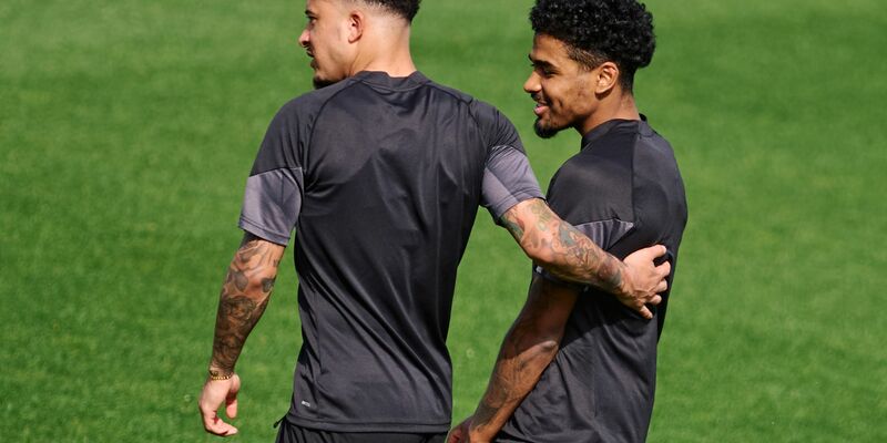 Ian Maatsen (l) und Jadon Sancho beim BVB-Training. - Foto: Bernd Thissen/dpa