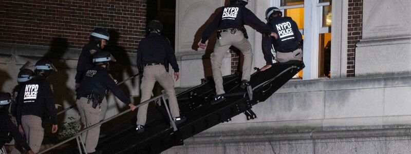 Polizisten dringen in das obere Stockwerk der Hamilton Hall auf dem Campus der Columbia University in New York ein. - Foto: Craig Ruttle/AP/dpa