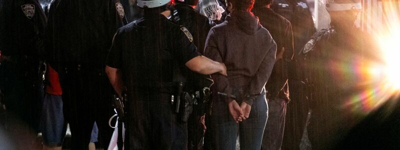 Polizisten führen Studentinnen und Studenten ab, die sich an den Protesten beteiligt haben. - Foto: Craig Ruttle/AP/dpa