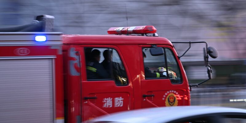 Das Feuer brach in der Stadt Chengde nordöstlich von Peking aus. (Symbolbild) - Foto: Johannes Neudecker/dpa