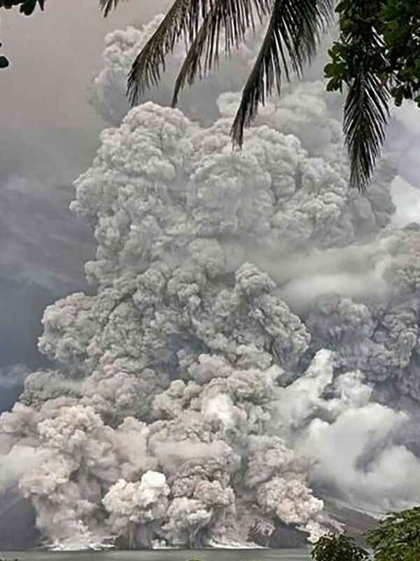 Gunung berapi Ruang di Indonesia telah aktif selama berminggu-minggu.