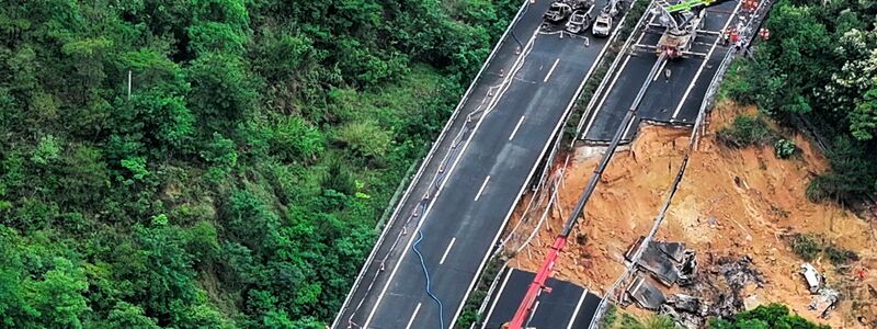 Ein Straßenabschnitt der Schnellstraße Meizhou-Dabu ist durch die heftigen Regenfälle weggespült worden. - Foto: --/Xinhua News Agency/dpa