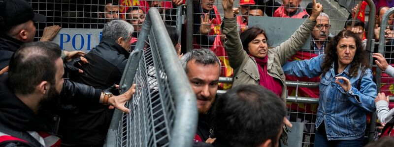 Demonstrierende geraten in Istanbul mit Polizeibeamten aneinander. Dutzende Menschen, die versuchten, den Taksim-Platz zu erreichen, wurden festgenommen. - Foto: Khalil Hamra/AP