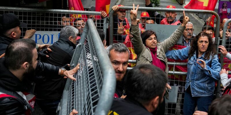Demonstrierende geraten in Istanbul mit Polizeibeamten aneinander. Dutzende Menschen, die versuchten, den Taksim-Platz zu erreichen, wurden festgenommen. - Foto: Khalil Hamra/AP