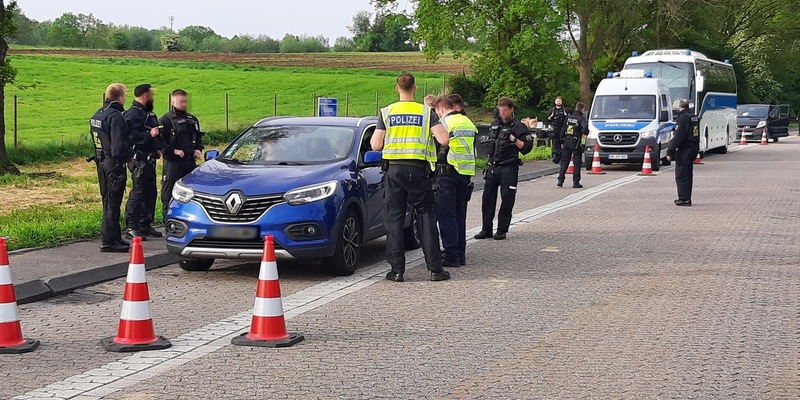 BPOL NRW: Zur Championsleaguebegegnung BVB - PSG führt Bundespolizei an der Grenze bei Aachen verstärkte Grenzüberwachungsmaßnahmen durch - Pyrotechnik, Sturmhauben und Quarzhandschuhe werden sichergestellt - Foto: presseportal.de