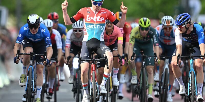 Holte sich beim Eintages-Klassiker Eschborn-Frankfurt den Sieg: Maxim van Gils (M). - Foto: Arne Dedert/dpa