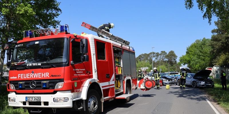 FW Hambühren: Verkehrsunfall fordert zwei Verletzte - Feuerwehr im Einsatz - Foto: presseportal.de