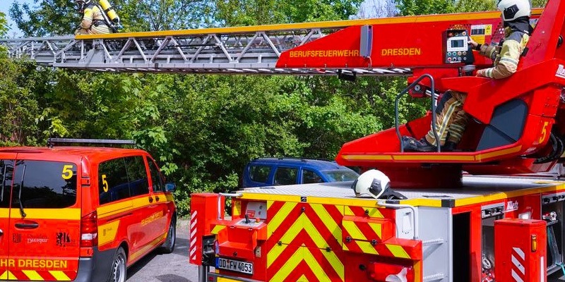 FW Dresden: Brand in einem Lagergebäude - Foto: presseportal.de