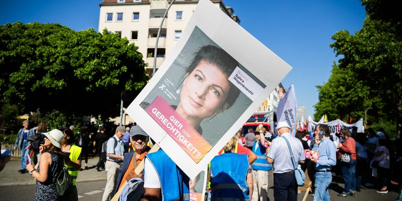 Das Bündnis Sahra Wagenknecht erfreut sich laut einer Umfrage in Thüringen wachsender Beliebtheit. - Foto: Christoph Soeder/dpa
