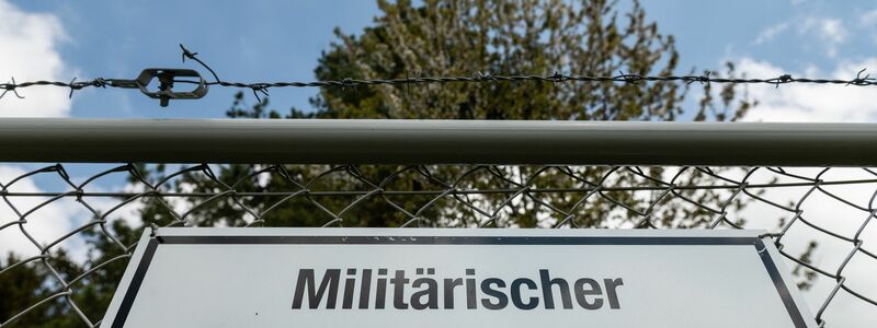 Schild mit der Aufschrift «Militärischer Sicherheitsbereich». - Foto: Silas Stein/dpa