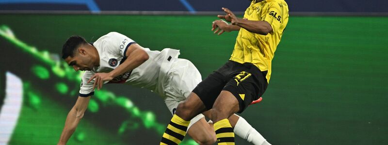 BVB-Flügelspieler Karim Adeyemi (r) bringt den Ex-Dortmunder Achraf Hakimi zu Fall. - Foto: Federico Gambarini/dpa