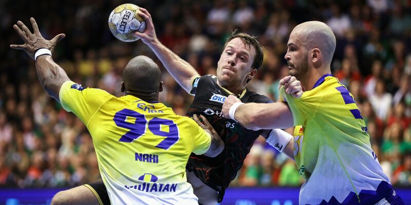 Felix Claar (M) und der SC Magdeburg haben das Final Four der Champions League erreicht. - Foto: Ronny Hartmann/dpa