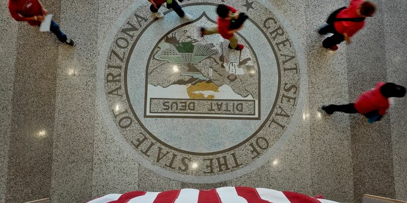 Die Demokraten haben sich im Senat von Arizona genügend Stimmen gesichert, um ein aus dem Bürgerkrieg stammendes Abtreibungsverbot aufzuheben, das der oberste Gerichtshof des Bundesstaates vor kurzem in Kraft treten ließ. - Foto: Matt York/AP/dpa