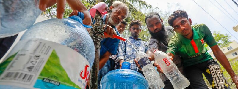 Viel trinken ist wichtig: Auch in Dhaka, Bangladesch, leiden die Menschen unter der extremen Hitze. - Foto: Suvra Kanti Das/ZUMA Press Wire/dpa