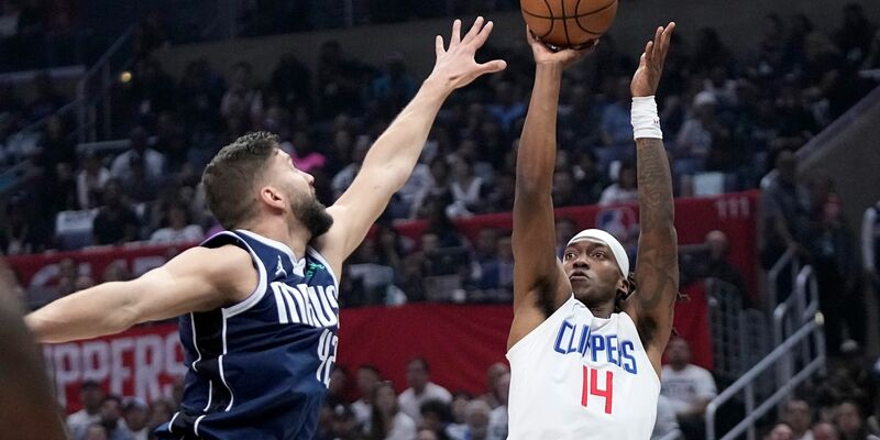 Maxi Kleber (l) von den Dallas Mavericks machte gegen die Los Angeles Clippers ein starkes Spiel. - Foto: Mark J. Terrill/AP