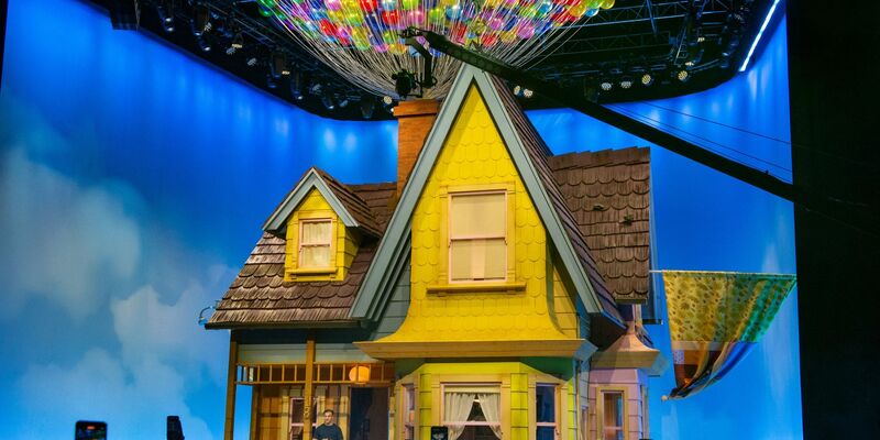 Eine besondere Übernachtung: Airbnb hat das schwebende Haus aus dem Animationsfilm «Oben» nachgebaut. - Foto: Andrej Sokolow/dpa