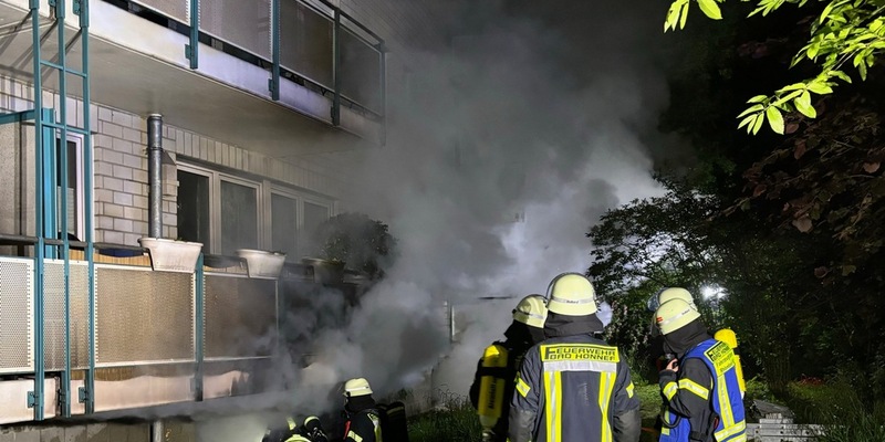 FW Bad Honnef: 100 Einsatzkräfte bei ausgedehntem Kellerbrand gefordert - Foto: presseportal.de