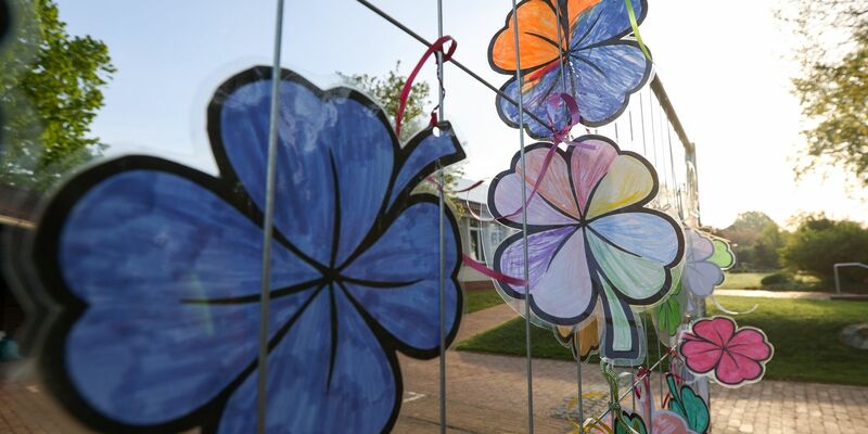 Vor dem Bürgerhaus in Bremervörde hängen gebastelte Kleeblätter mit Wünschen für den vermissten Arian. - Foto: Bodo Marks/dpa