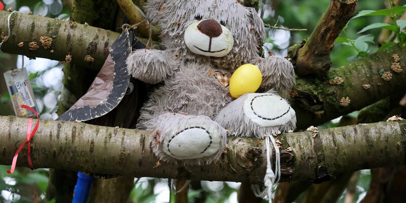Kreuze, Figuren, Kerzen und Blumen stehen an der Stelle, wo der sechsjährige getötete Joel gefunden wurde. - Foto: Bernd Wüstneck/dpa