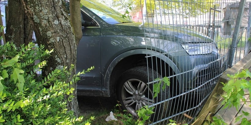 POL-RBK: Overath - Pkw fährt in Kita-Zaun - Drei Personen leicht verletzt - Foto: presseportal.de