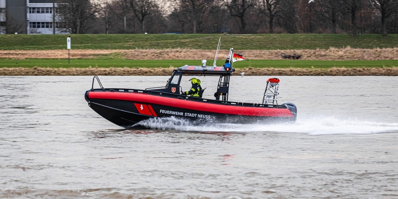 FW-NE: Kanufahrer durch Unwetter auf dem Rhein gekentert | Schiffsführer retten Gekenterten - Foto: presseportal.de