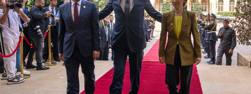 Schiebt den Flüchtlingsdeal an: der libanesische Ministerpräsident Nadschib Mikati (M) mit dem zypriotischen Präsidenten Nikos Christodoulidis und EU-Kommissionspräsidentin Ursula von der Leyen. - Foto: Hassan Ammar/AP
