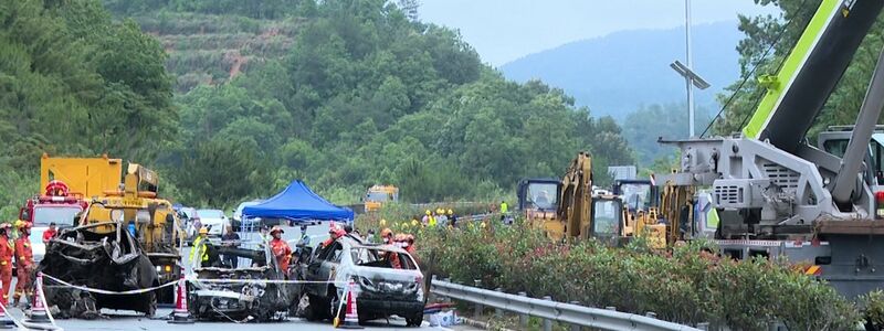 Rettungskräfte an der Unfallstelle. - Foto: ---/XinHua/dpa