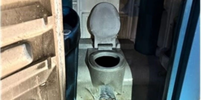 POL-ME: Mobile Toilettenkabine ausgebrannt - die Polizei bittet um Hinweise - Mettmann - 2405006 - Foto: presseportal.de