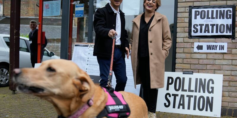 Londons Bürgermeister Sadiq Khan kommt mit seiner Frau Saadiya Ahmed und dem gemeinsamen Hund zur Stimmabgabe. - Foto: Kin Cheung/AP