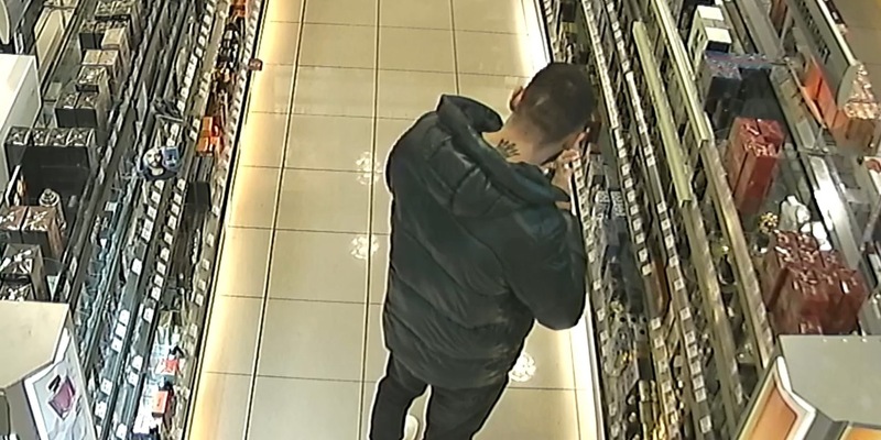 POL-WHV: Öffentlichkeitsfahndung nach einem Ladendiebstahl in Jever - Polizei bittet Bevölkerung um Mithilfe - Wer kann Angaben zu den Personen machen? - Foto: presseportal.de