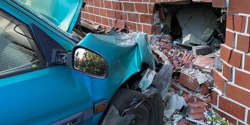 POL-WHV: Verkehrsunfall in Varel-Obenstrohe - Alkoholisierter Pkw-Fahrer prallt mit seinem Fahrzeug gegen eine Hauswand - Foto: presseportal.de