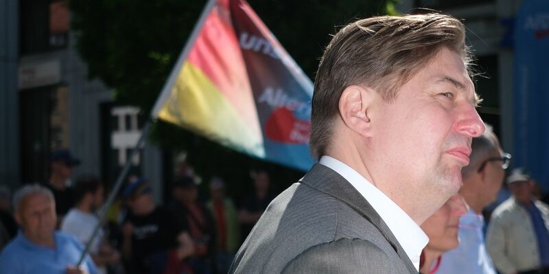 Maximilian Krah ist erstmals nach Bekanntwerden des Spionagefalls bei seinem Mitarbeiter wieder öffentlich aufgetreten. Hier bei einer AfD-Kundgebung in Chemnitz. - Foto: Sebastian Willnow/dpa