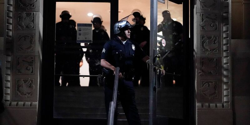 Polizei auf dem UCLA-Campus in der Nähe eines von pro-palästinensischen Demonstranten errichteten Lagers. - Foto: Ryan Sun/AP/dpa