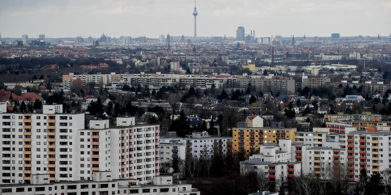 Die Hochhäuser der Gropiusstadt im Süden von Berlin. Die zwischen 1962 bis 1975 errichtete Großwohnsiedlung gilt als sozialer Brennpunkt. - Foto: Britta Pedersen/dpa-Zentralbild/dpa