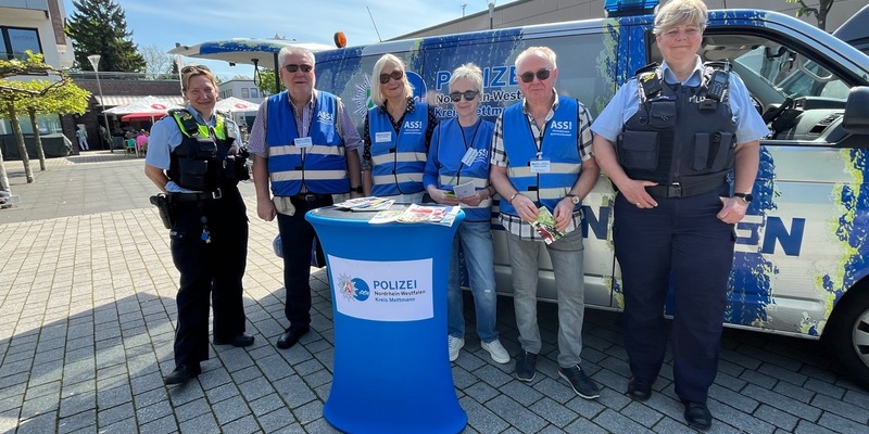 POL-ME: Bezirksdienstbeamtinnen berieten am Streifen-Wagen - Mettmann - 2405010 - Foto: presseportal.de