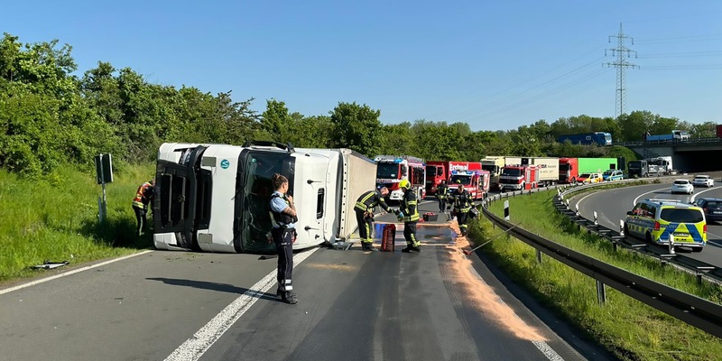 FW-NE: Umgestürzter Lkw in der Tangente zur A57 | Fahrer leicht verletzt - Foto: presseportal.de