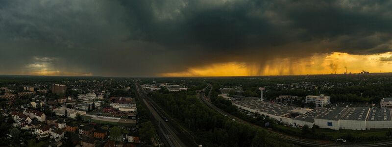 Über Duisburg hat sich der Himmel verdunkelt. - Foto: Christoph Reichwein/dpa