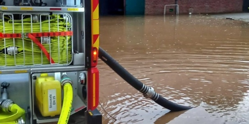 FW Grevenbroich: Feuerwehr Grevenbroich nach Starkregen im Dauereinsatz // 20 Einsätze in zwei Stunden - Bauernhof teilweise überflutet - Foto: presseportal.de