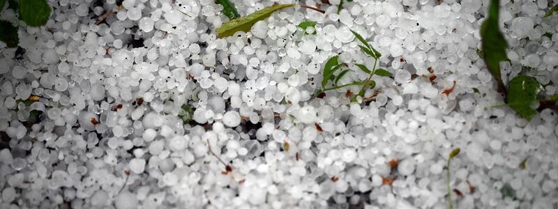 Am Nachmittag zogen erste schwere Gewitter mit kräftigem Regen - und teils auch mit Hagel - über das Land. - Foto: Federico Gambarini/dpa