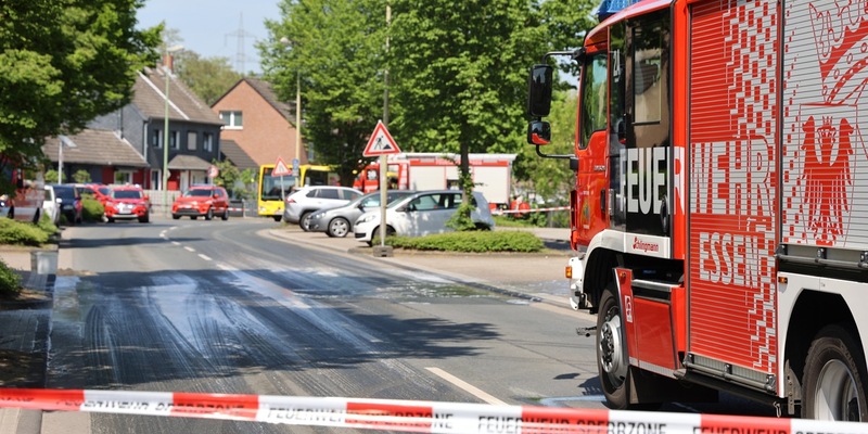 FW-E: Arbeitsunfall auf einem Betriebsgelände - Gefahrstoff tritt aus und sorgt für aufwendige Reinigungsarbeiten - Foto: presseportal.de