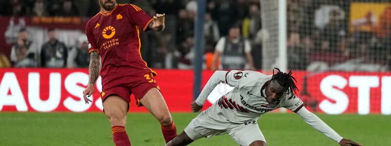 Gewohntes Bild in Rom mit vielen Zweikämpfen, hier Leonardo Spinazzola (l) gegen Leverkusens Jeremie Frimpong. - Foto: Andrew Medichini/AP
