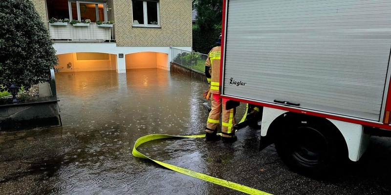 FW Grevenbroich: Starkregen sorgt für Dauereinsatz für Feuerwehr Grevenbroich - Folgemeldung / 100 Kräfte arbeiten rund 45 Schadensstellen ab - Foto: presseportal.de