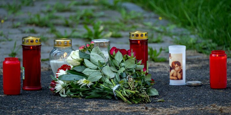 Am Morgen nach dem Fund eines toten Jugendlichen auf dem Schulgelände im September 2023 kommen immer wieder Menschen vorbei, die das Opfer gekannt haben und halten inne. - Foto: Pia Bayer/dpa