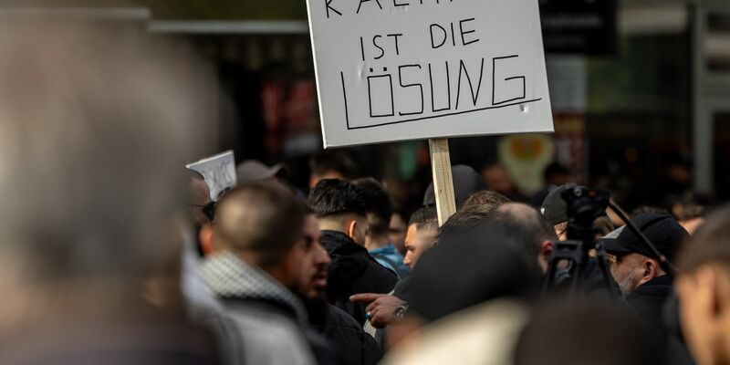 Teilnehmer einer Islamisten-Demo hielten bei der Demonstration am 27. April unter anderem ein Plakat mit der Aufschrift «Kalifat ist die Lösung» in die Höhe. - Foto: Axel Heimken/dpa
