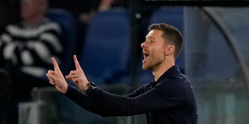 Leverkusens Trainer Xabi Alonso hat mit seinem Team das Halbfinal-Hinspiel der Europa League in Rom mit 2:0 gewonnen. - Foto: Andrew Medichini/AP
