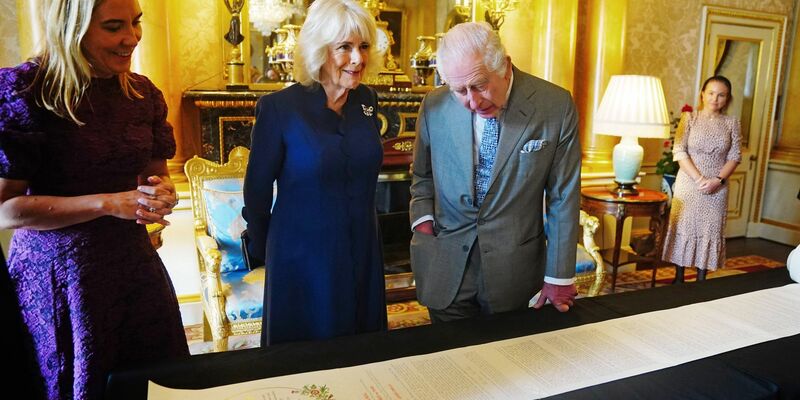 21 Meter lang und rund 11.600 handgeschriebene Wörter: Fast genau ein Jahr nach ihrer Krönung haben König Charles III. und seine Frau Königin Camilla das offizielle Protokoll der Zeremonie erhalten. - Foto: Victoria Jones/PA Wire/dpa