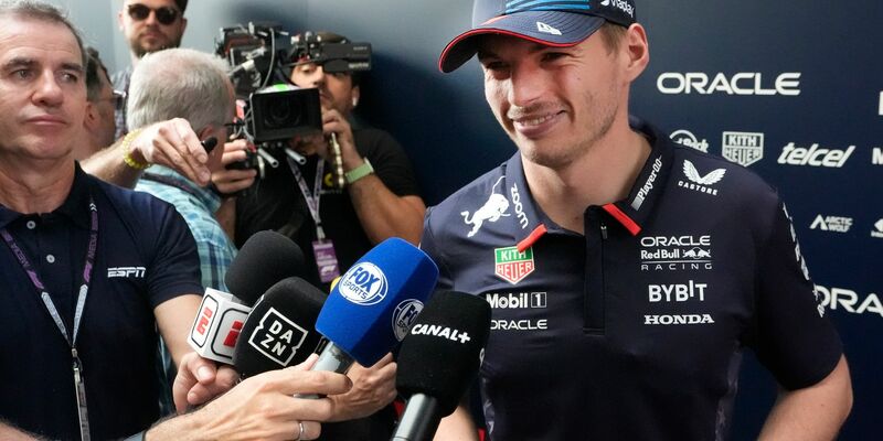 Trotz etwas Mühe ließ Red-Bull-Pilot Max Verstappen die Konkurrenz wieder hinter sich. - Foto: Wilfredo Lee/AP