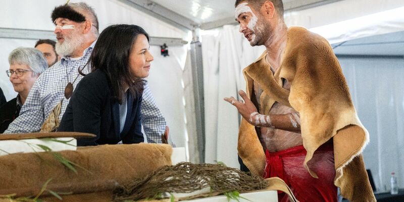 Annalena Baerbock spricht mit Vertreterinnen und Vertretern des Volkes der Kaurna bei einer Zeremonie zur Rückführung von Kulturgütern. - Foto: Sina Schuldt/dpa