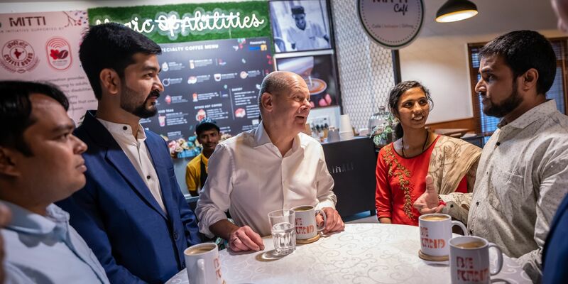 Bundeskanzler Olaf Scholz (SPD) bei einem Gespräch mit indischen Fachkräften 2023. - Foto: Michael Kappeler/dpa